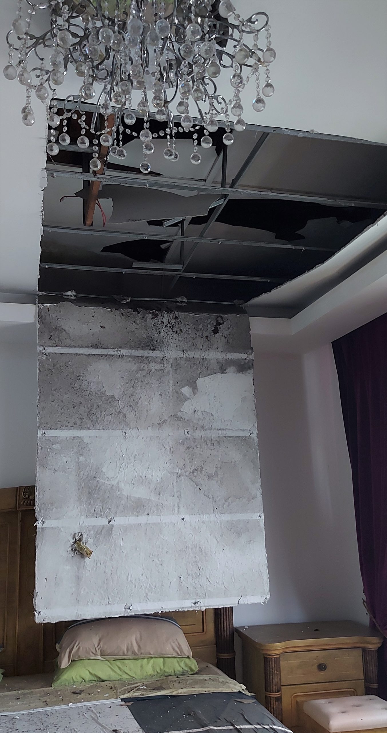 mz08-大都会/4屋顶水槽被塑料袋堵塞酿雨水倒流砸坏天花板/5图