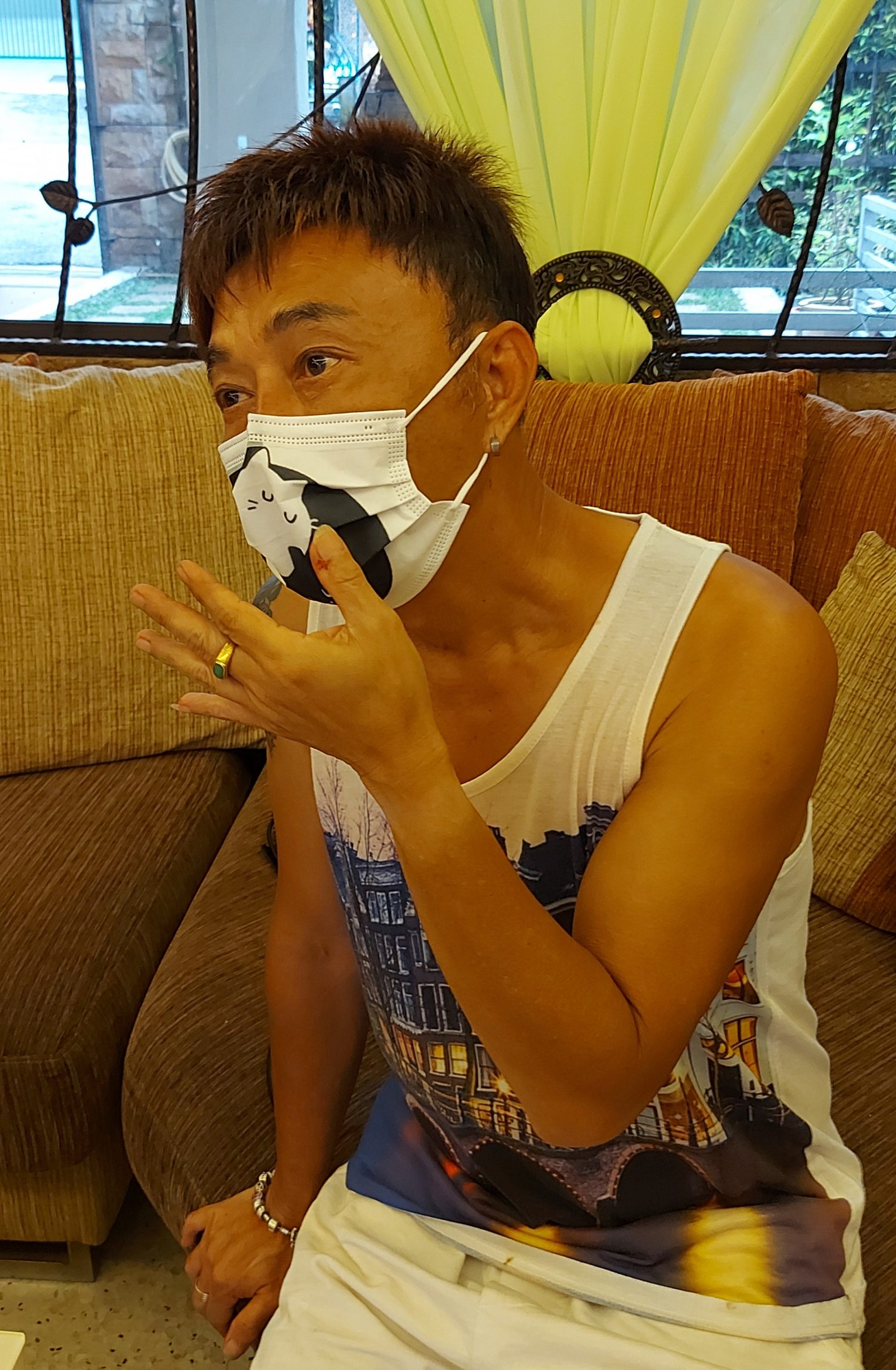 mz08-大都会/4屋顶水槽被塑料袋堵塞酿雨水倒流砸坏天花板/5图