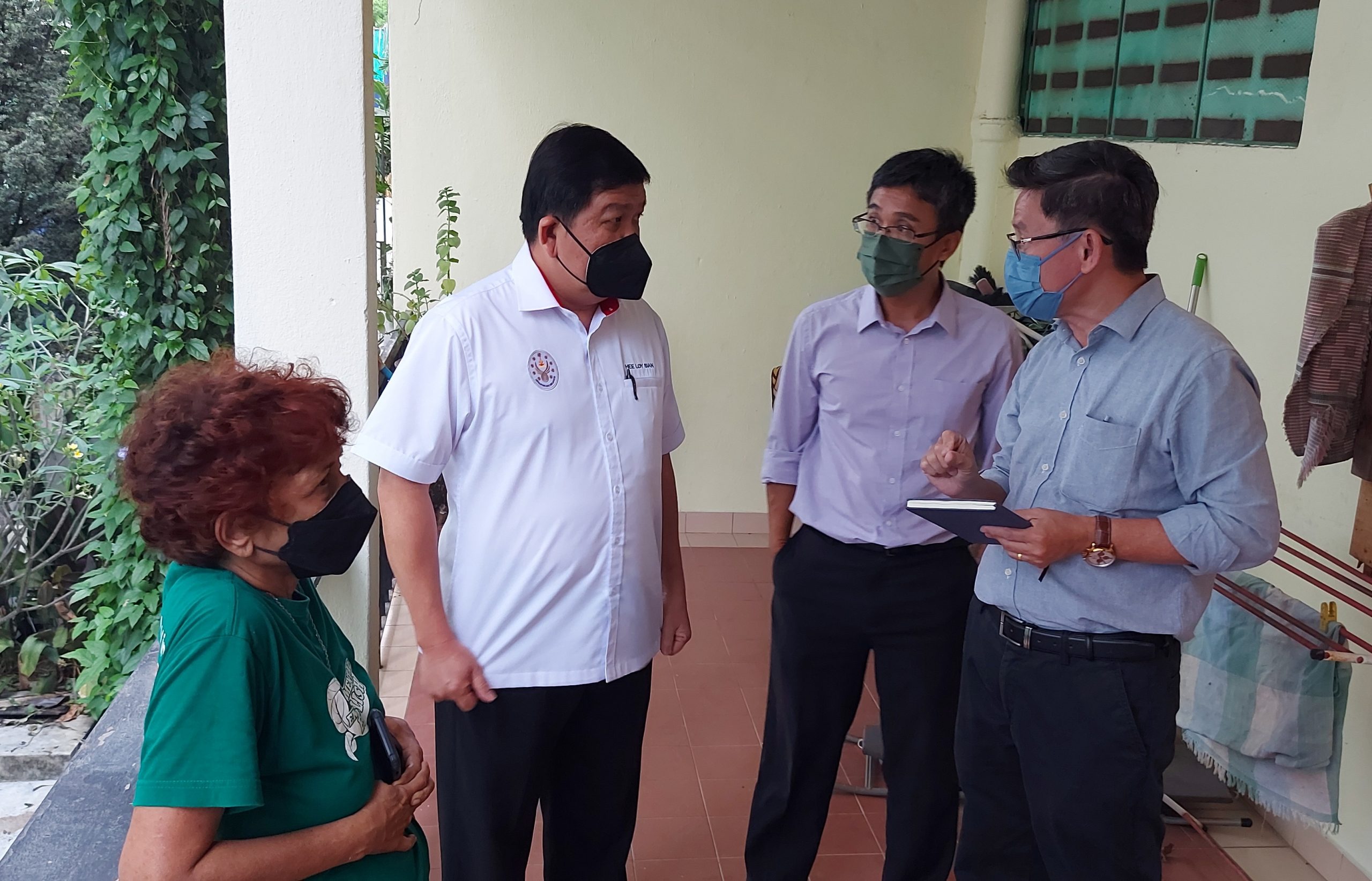 mz08-大都会/4屋顶水槽被塑料袋堵塞酿雨水倒流砸坏天花板/5图