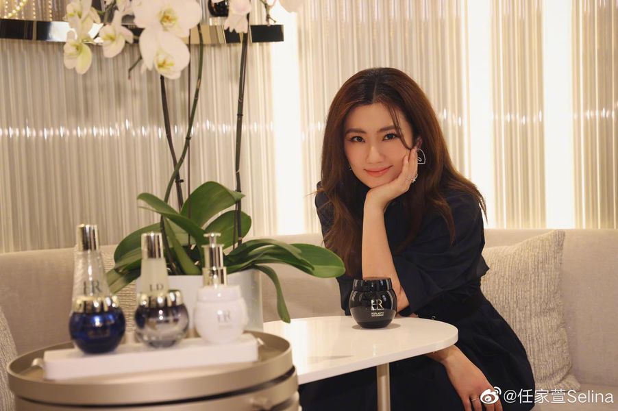 Selina离婚6年爆新恋情 甜挽小鲜肉回酒店