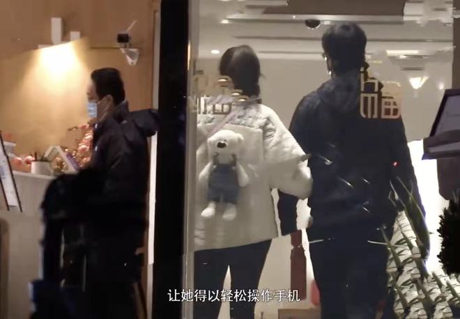 Selina离婚6年爆新恋情 甜挽小鲜肉回酒店