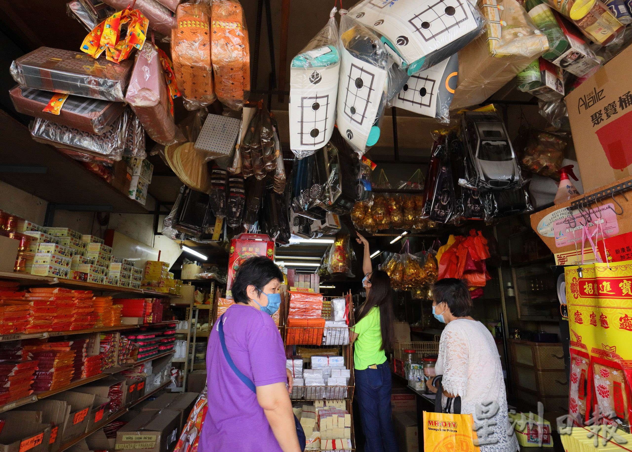 SOP放宽义山开放扫墓 祭品涨价仍热卖