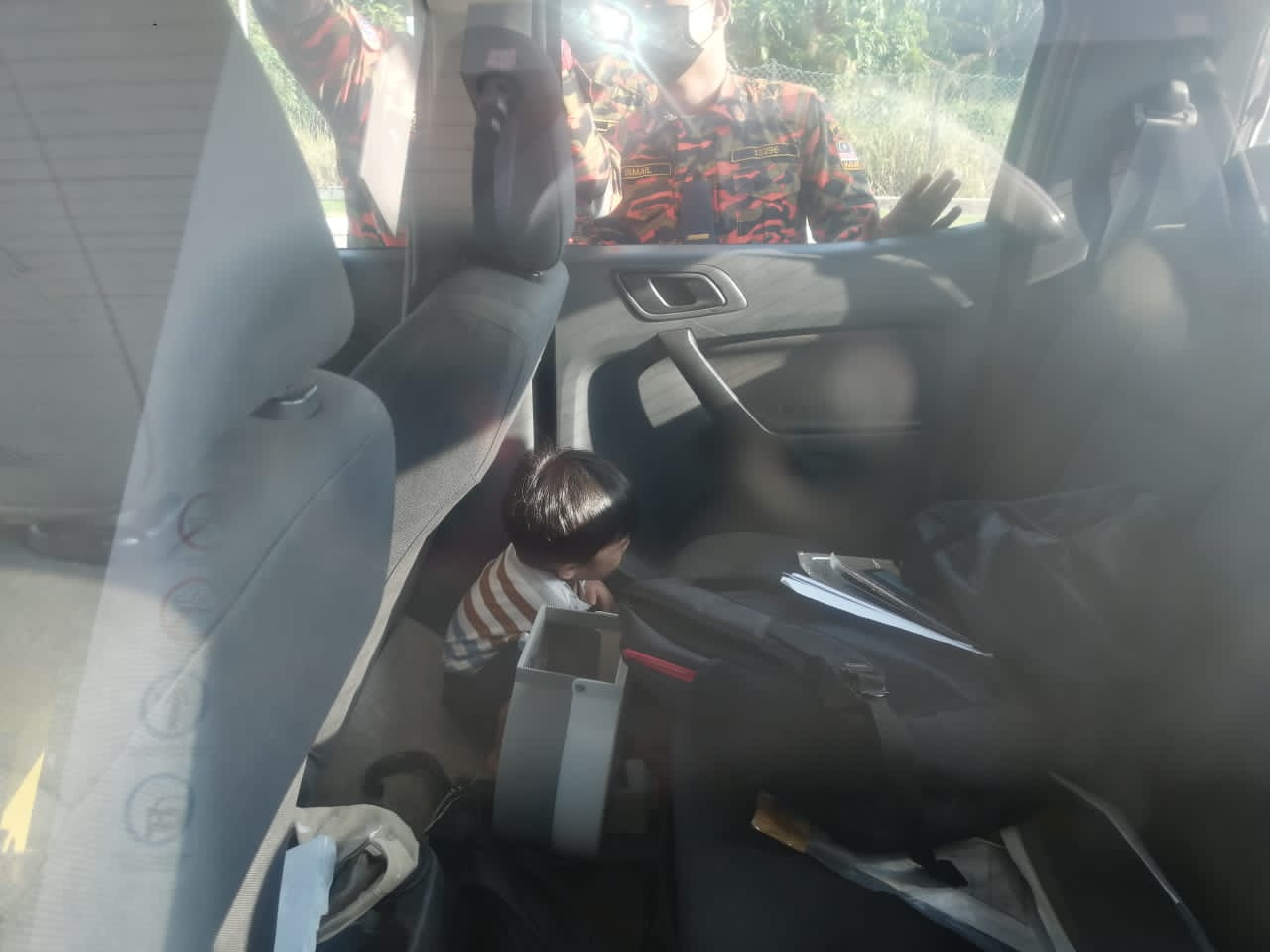 19个月大孩童 被反锁车内15分钟