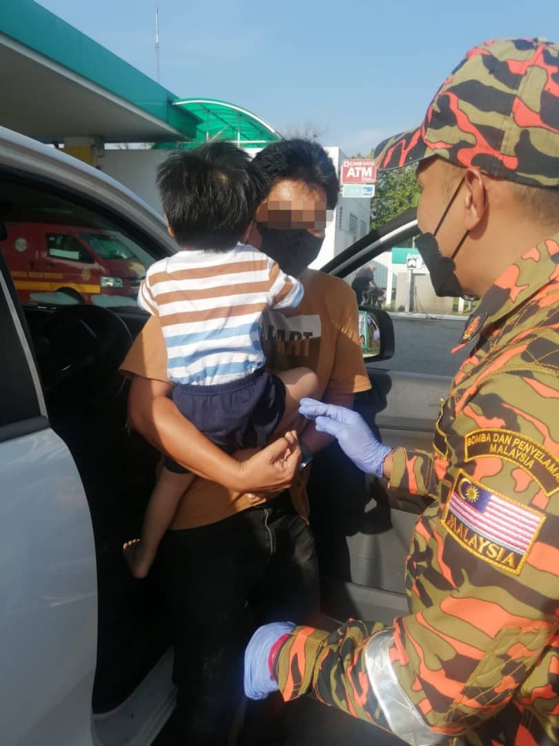 19个月大孩童 被反锁车内15分钟