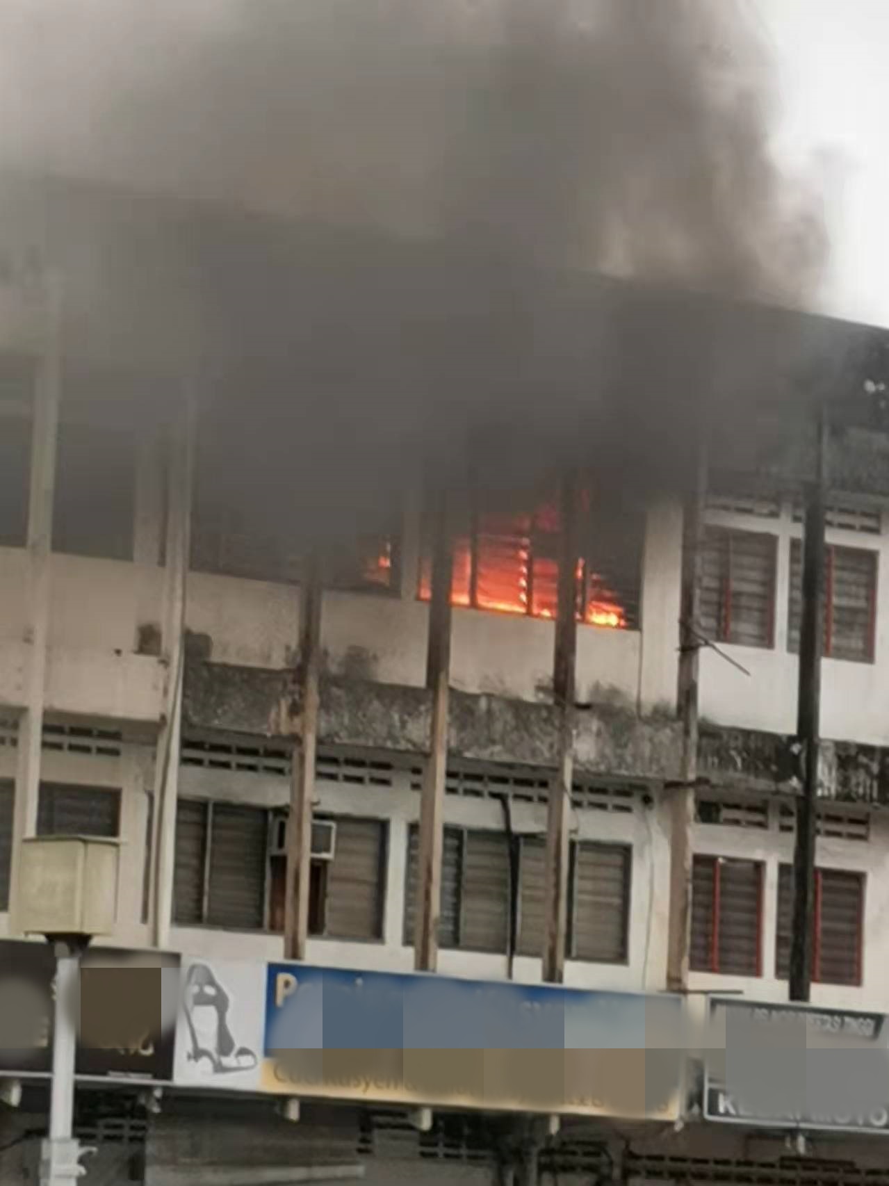 2长者呼吸困难受院治疗 怡大和园路一店屋火灾