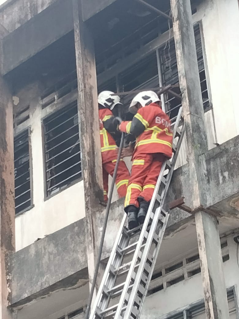 2长者呼吸困难受院治疗 怡大和园路一店屋火灾