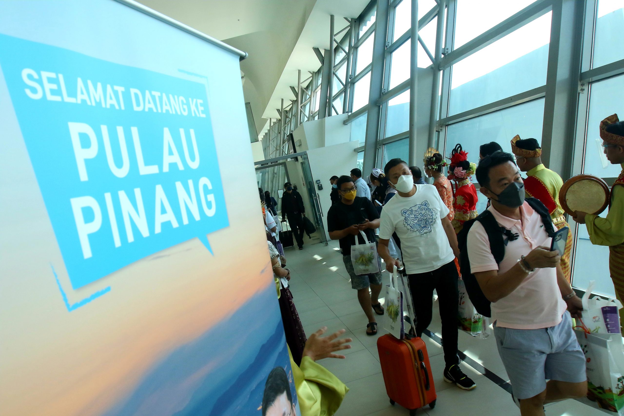 4月1日 机场 关卡满是激动 喜悦和眼泪