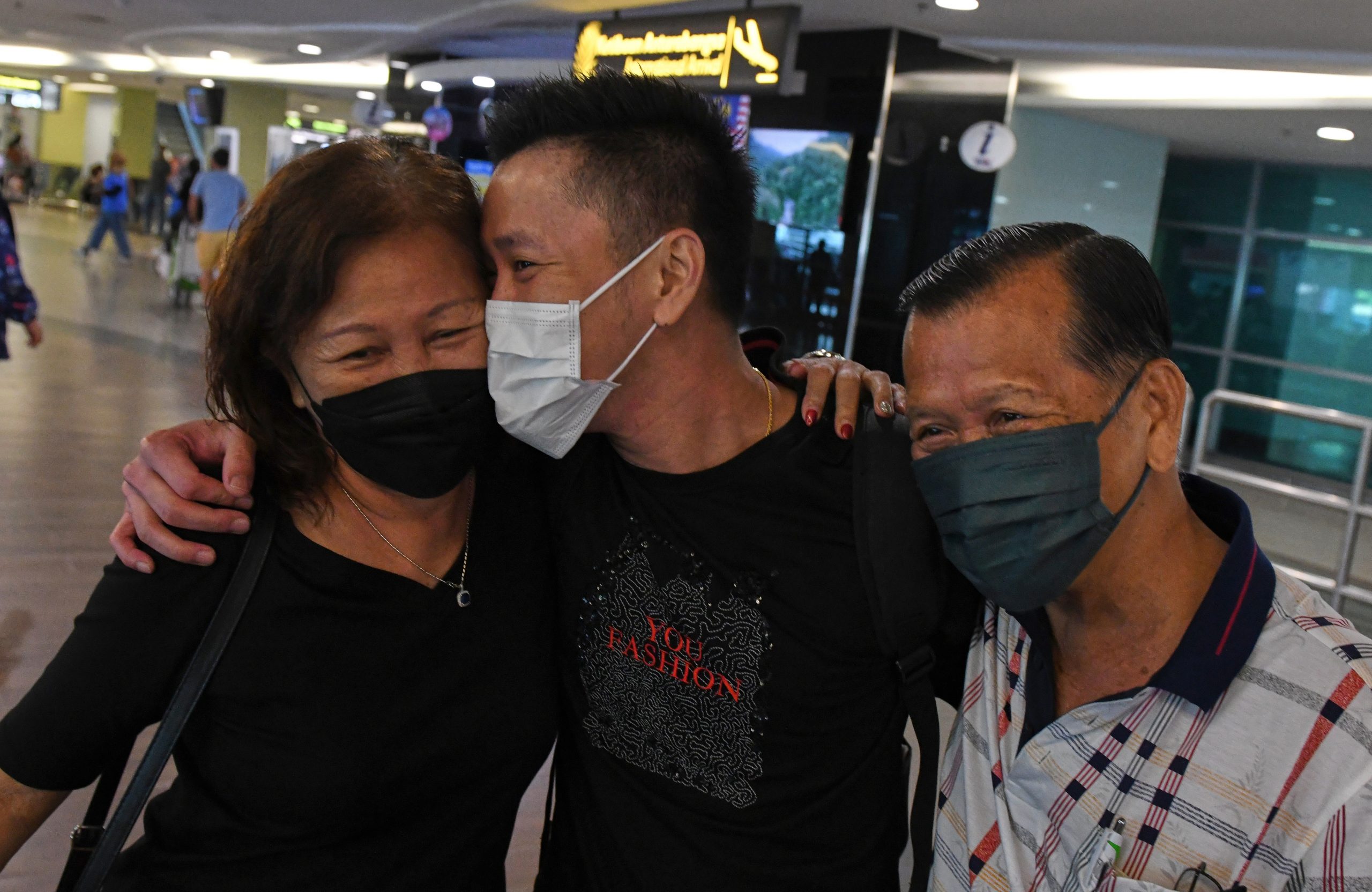 4月1日 机场 关卡满是激动 喜悦和眼泪