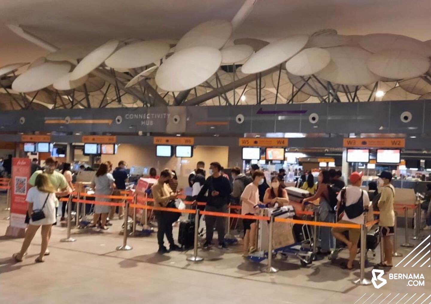 4月1日 机场 关卡满是激动 喜悦和眼泪