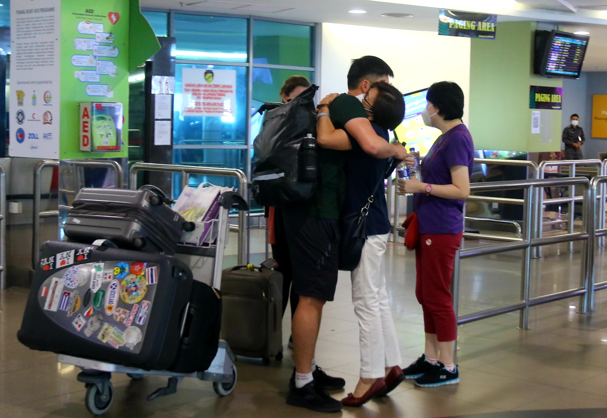 4月1日 机场 关卡满是激动 喜悦和眼泪