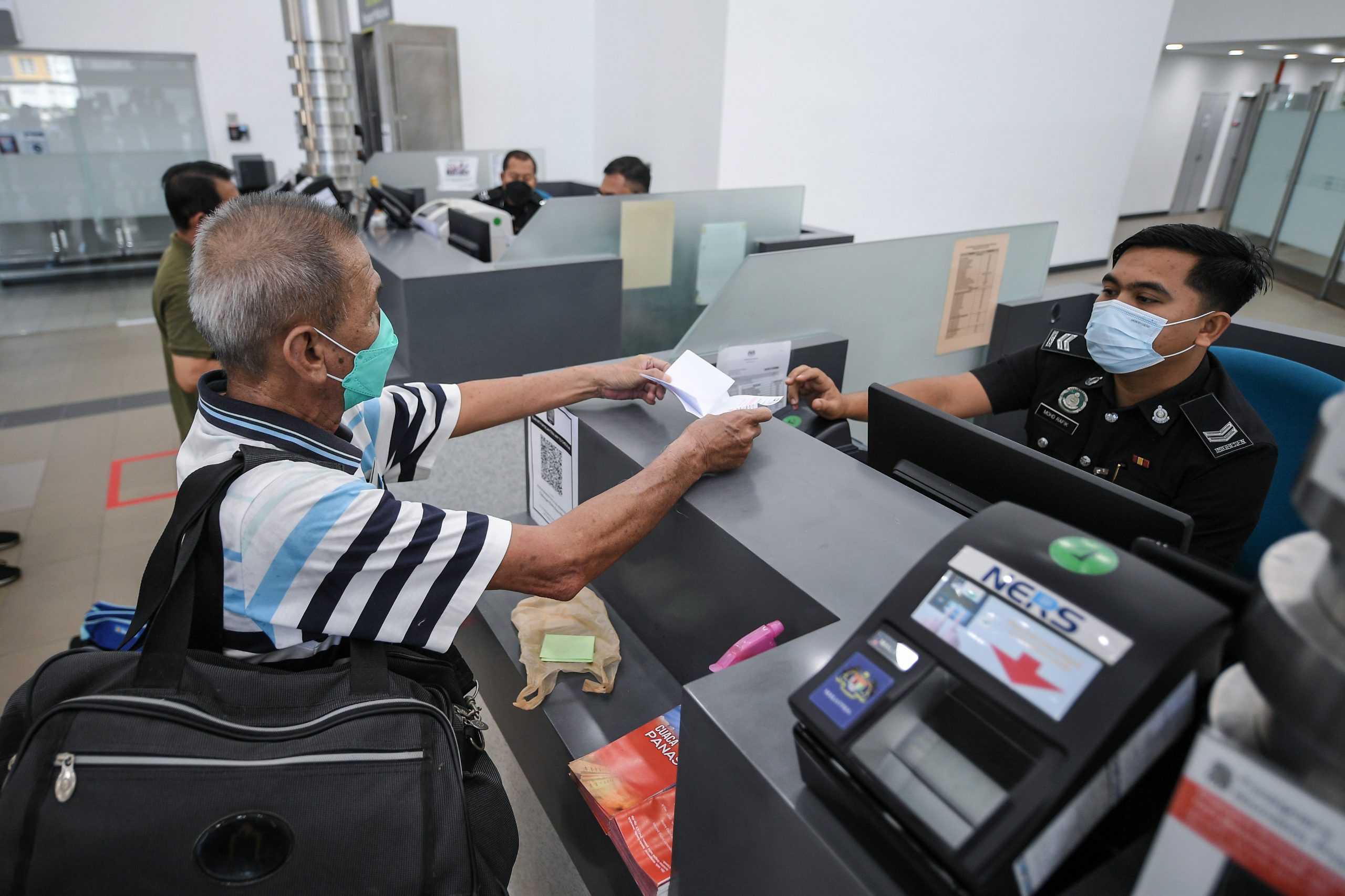 4月1日 机场 关卡满是激动 喜悦和眼泪