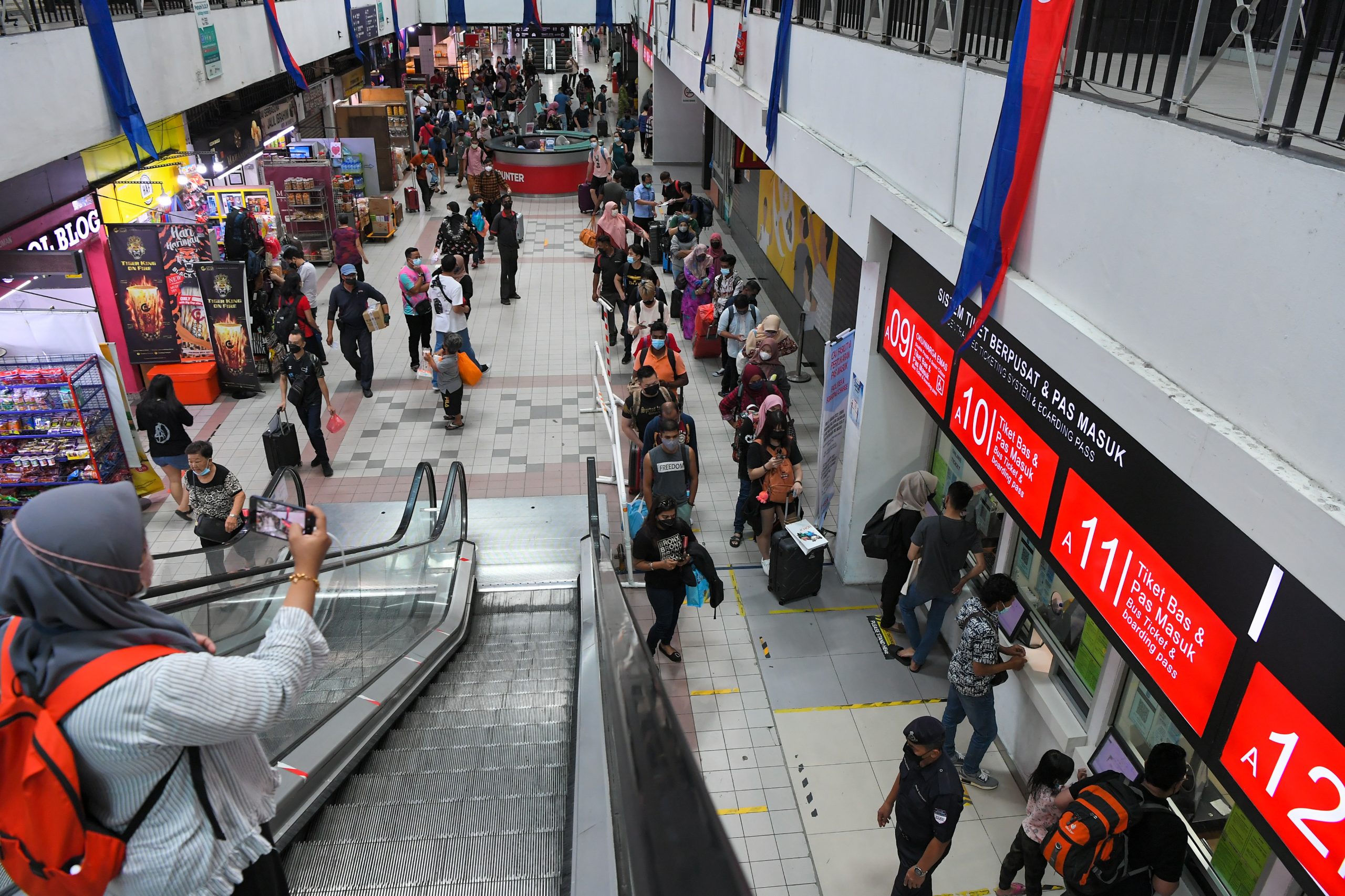 4月1日 机场 关卡满是激动 喜悦和眼泪