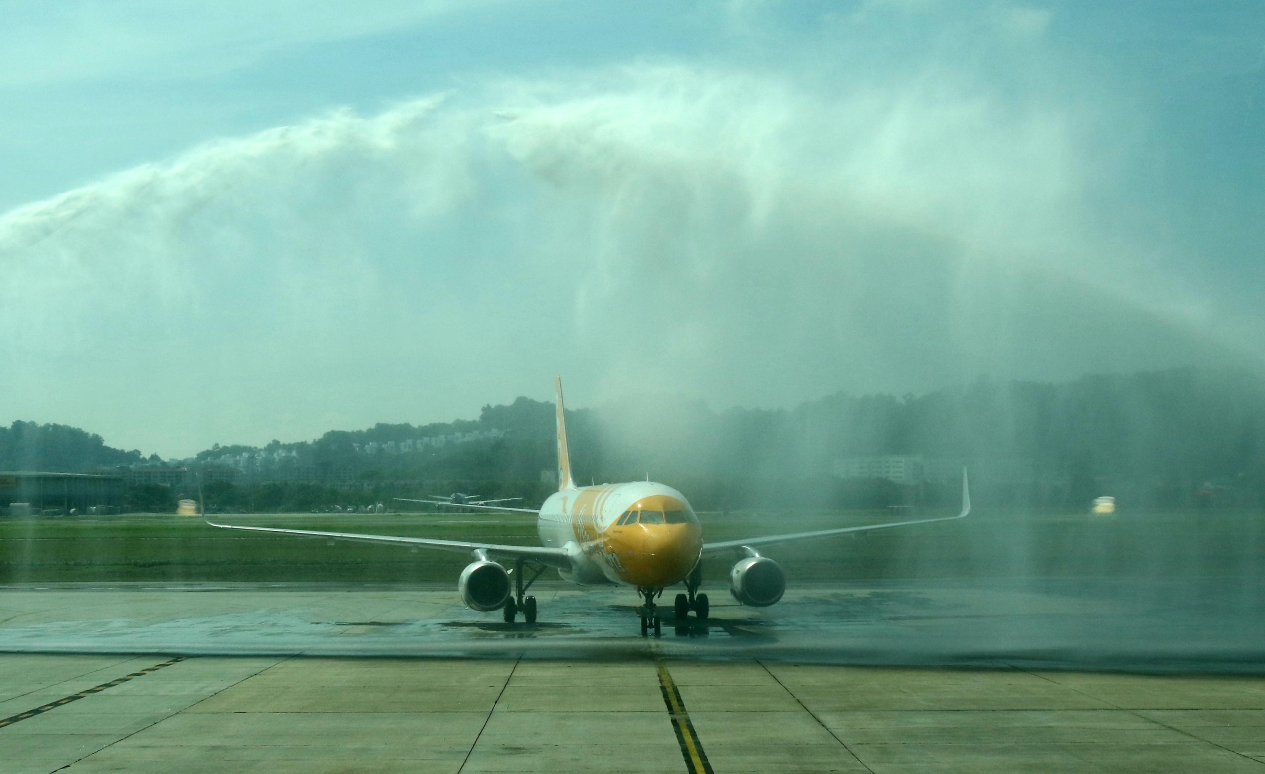4月1日 机场 关卡满是激动 喜悦和眼泪