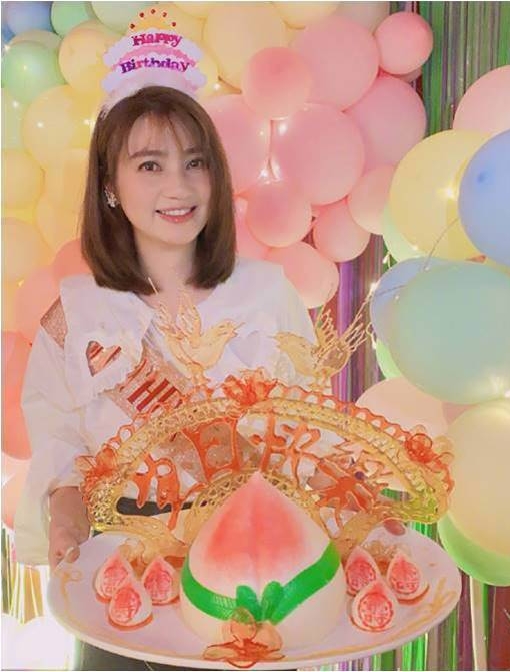 51岁洪欣热舞腰赘肉抢镜 网狂猜“怀孕了?”