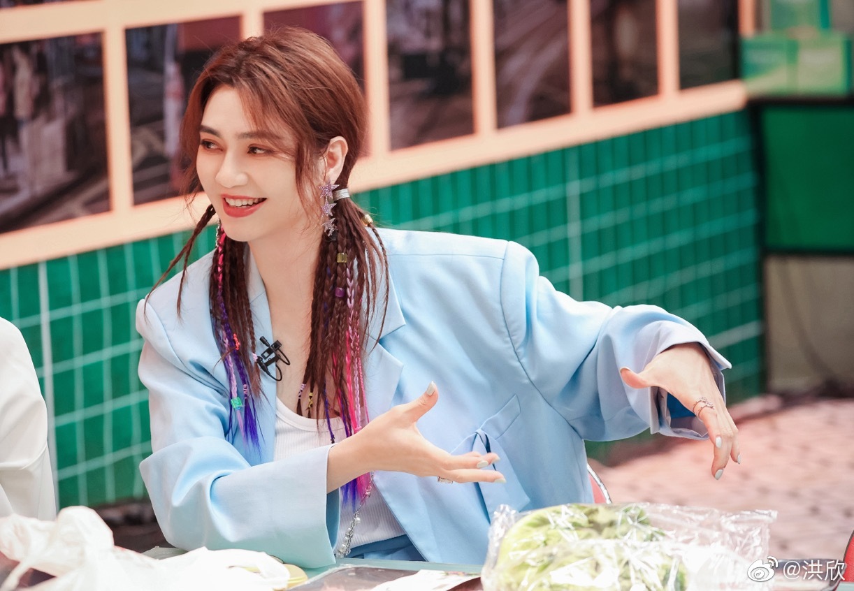 51岁洪欣热舞腰赘肉抢镜 网狂猜“怀孕了?”