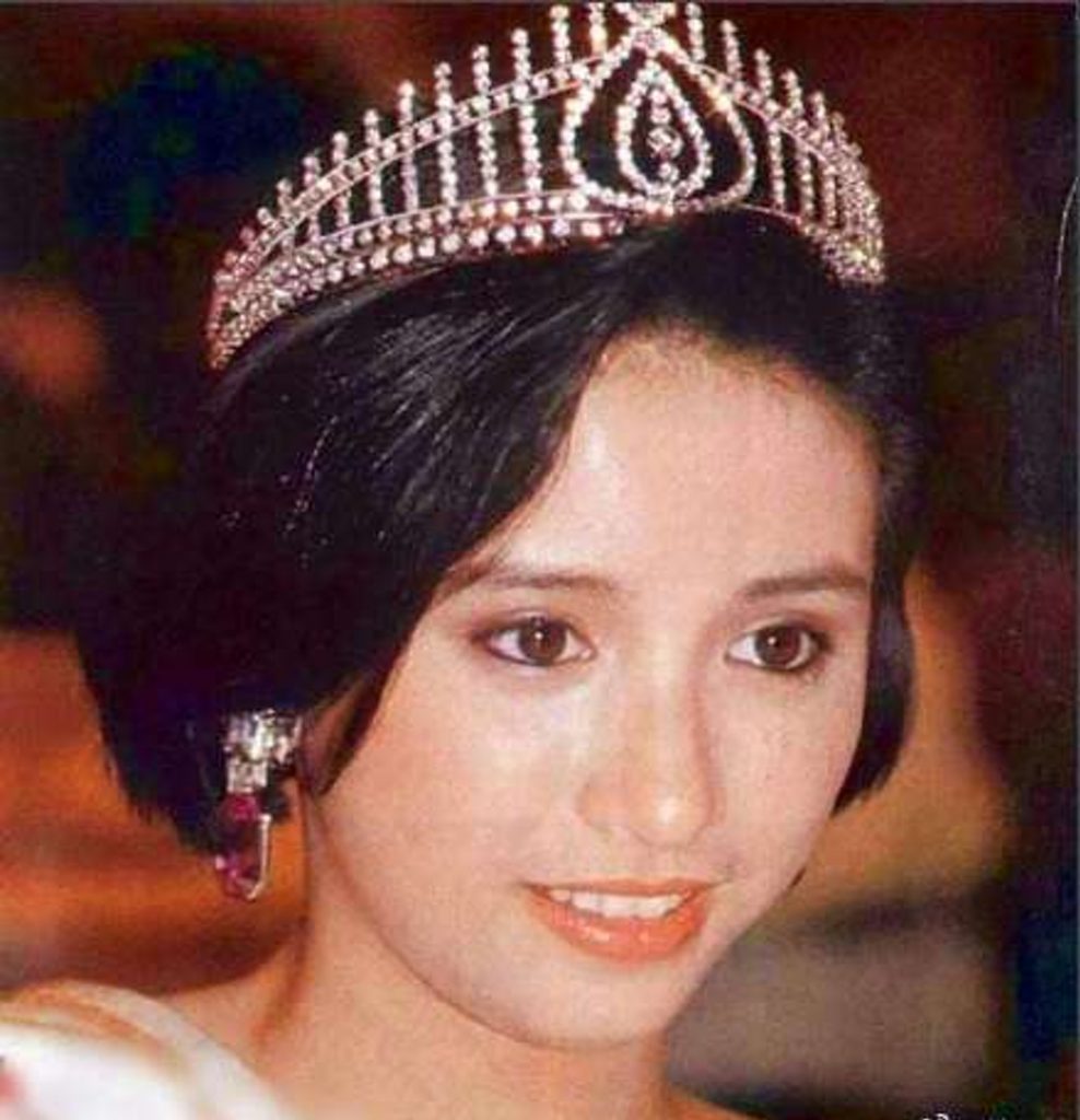 54岁吴婉芳素颜超冻龄 与次子同框似姐弟