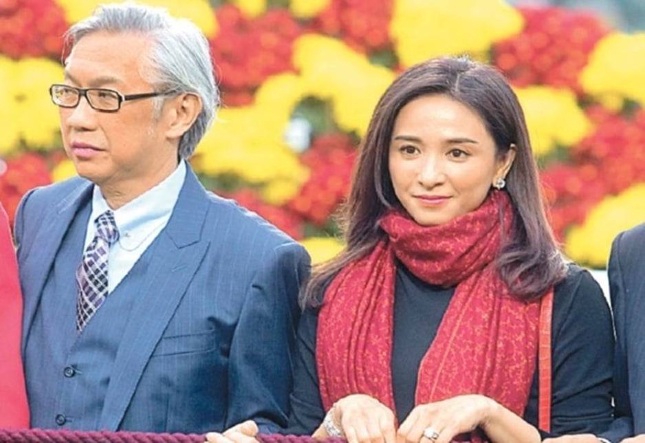 54岁吴婉芳素颜超冻龄 与次子同框似姐弟