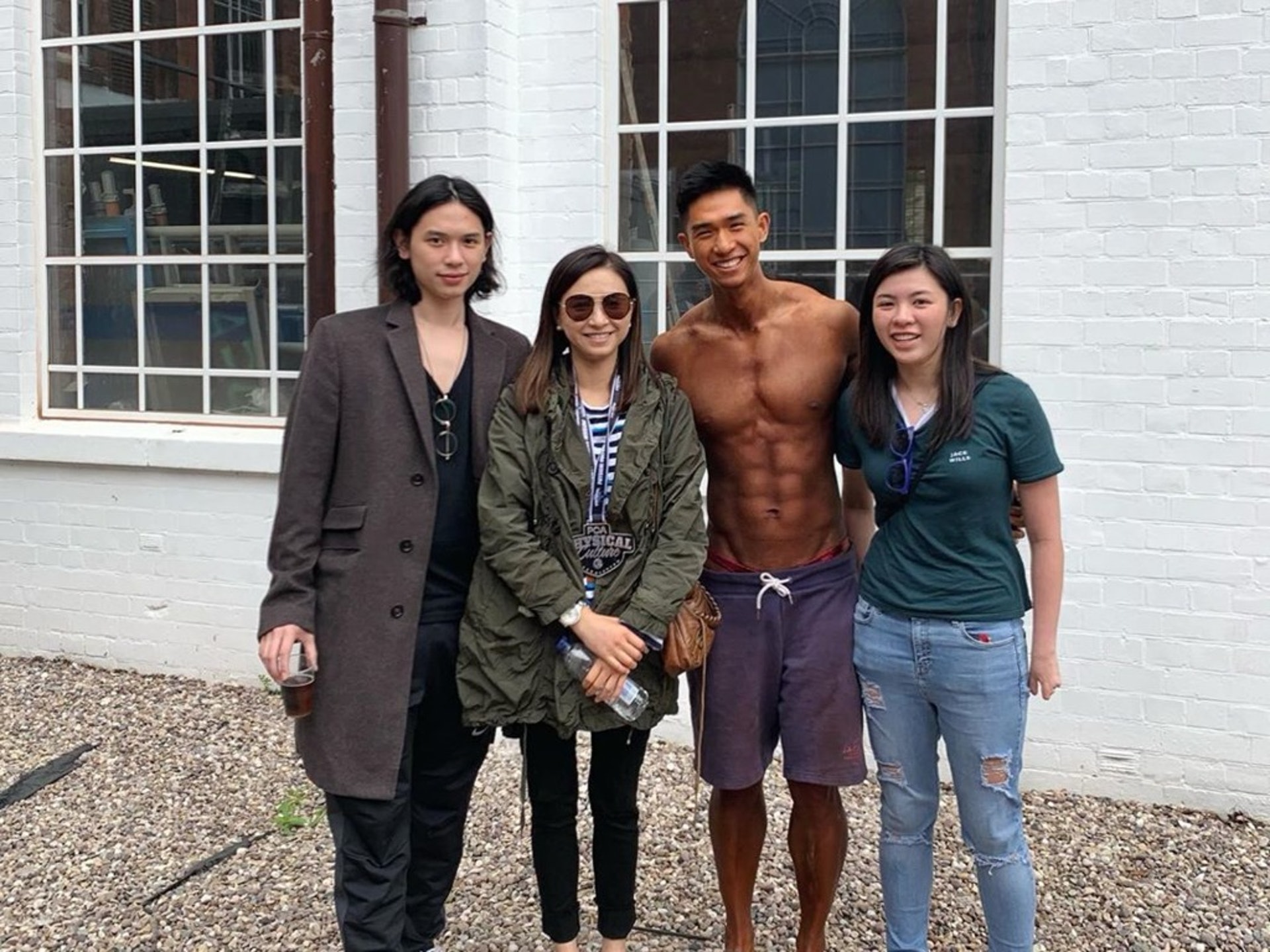 54岁吴婉芳素颜超冻龄 与次子同框似姐弟