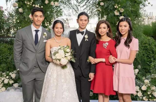 54岁吴婉芳素颜超冻龄 与次子同框似姐弟