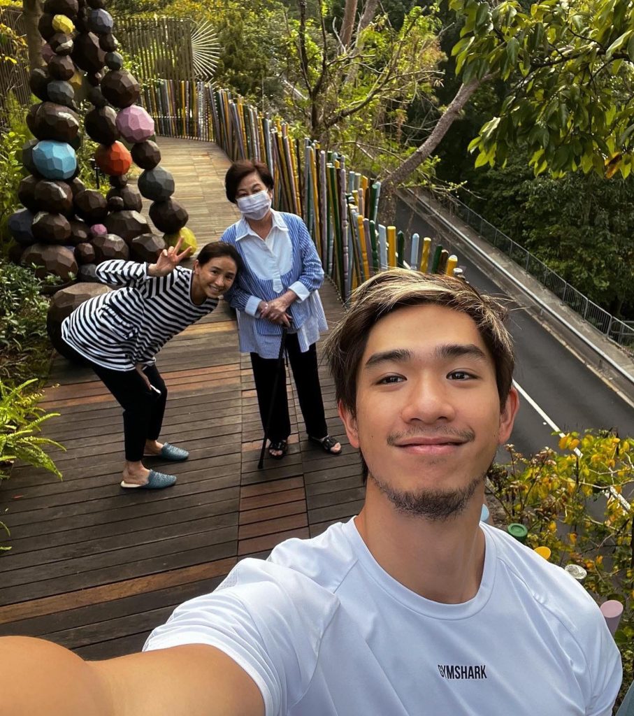 54岁吴婉芳素颜超冻龄 与次子同框似姐弟