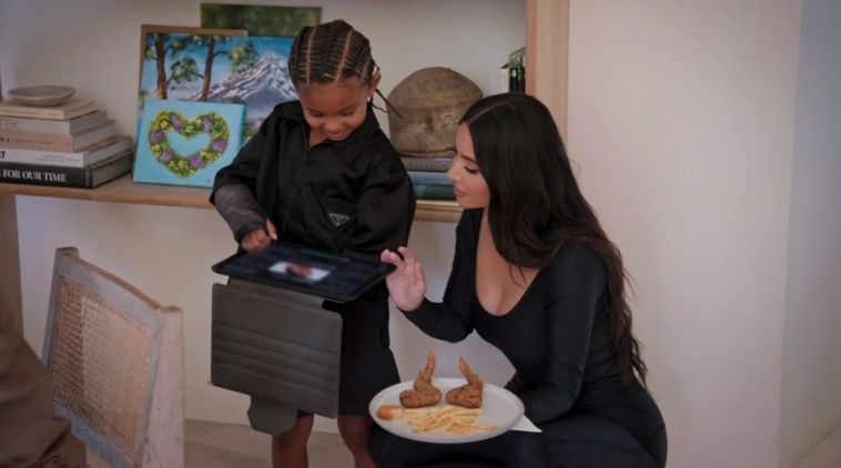 6岁儿滑平板跳出性爱影片 金卡黛珊泪崩当场Call律师