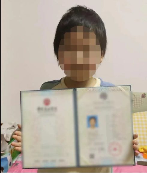 9岁患病女在父车贴百字信 “请给胖司机一个好评”赚热泪