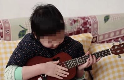 9岁患病女在父车贴百字信 “请给胖司机一个好评”赚热泪