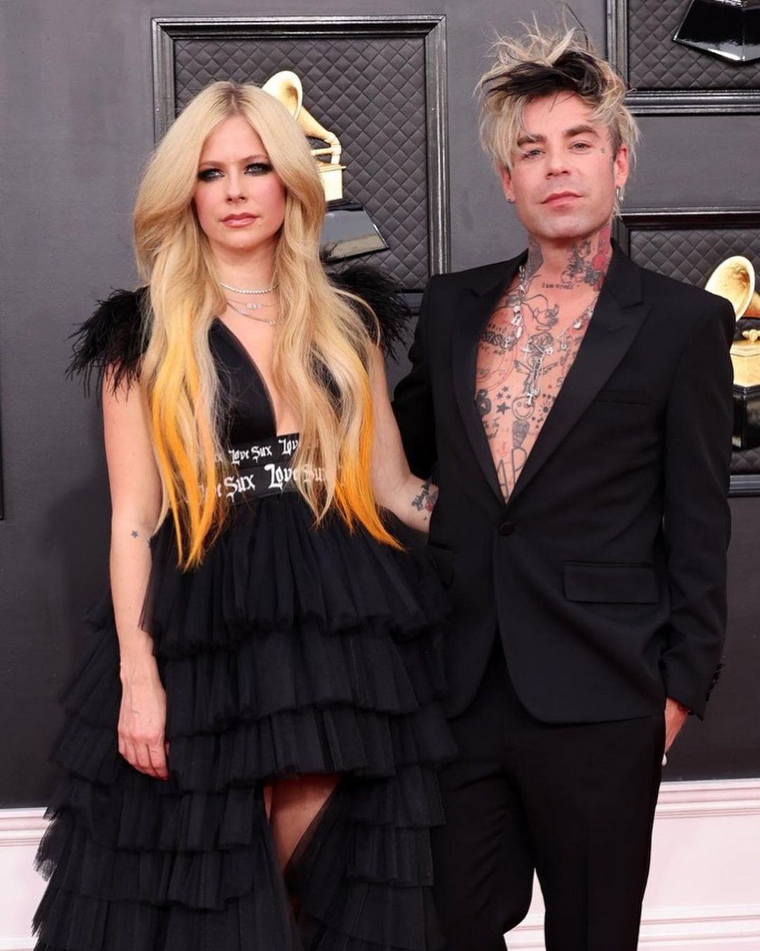 艾薇儿巴黎铁塔下被求婚 甜晒巨大爱心钻戒