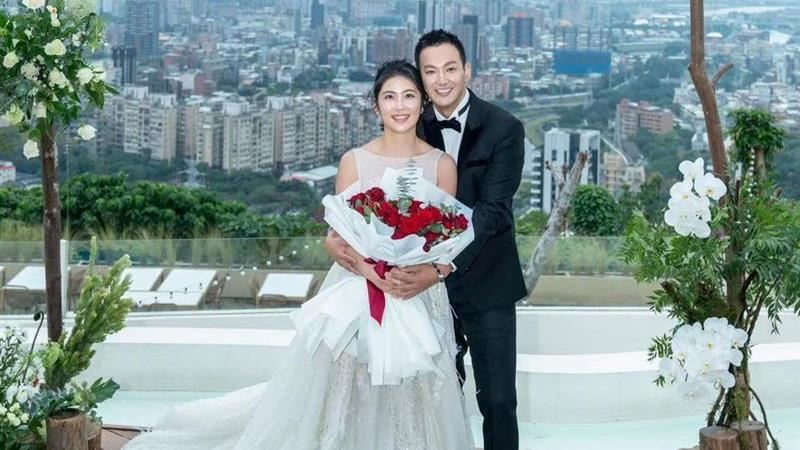 “棒棒堂”威廉与主播女友登记结婚 做人进度顺其自然