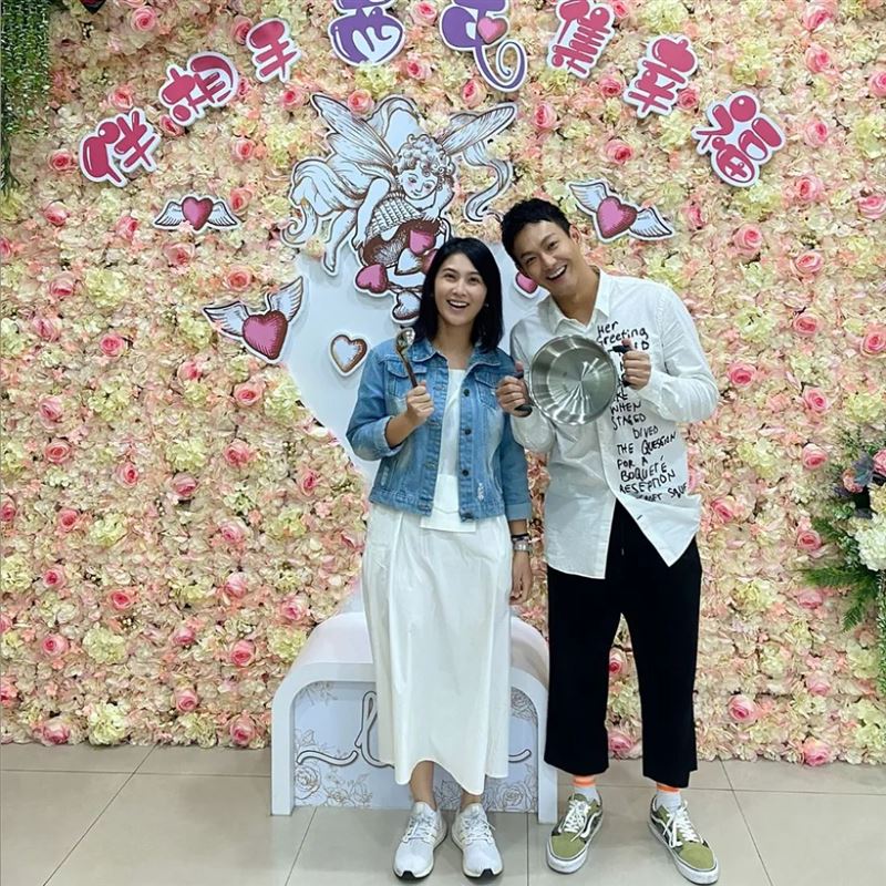 “棒棒堂”威廉与主播女友登记结婚 做人进度顺其自然