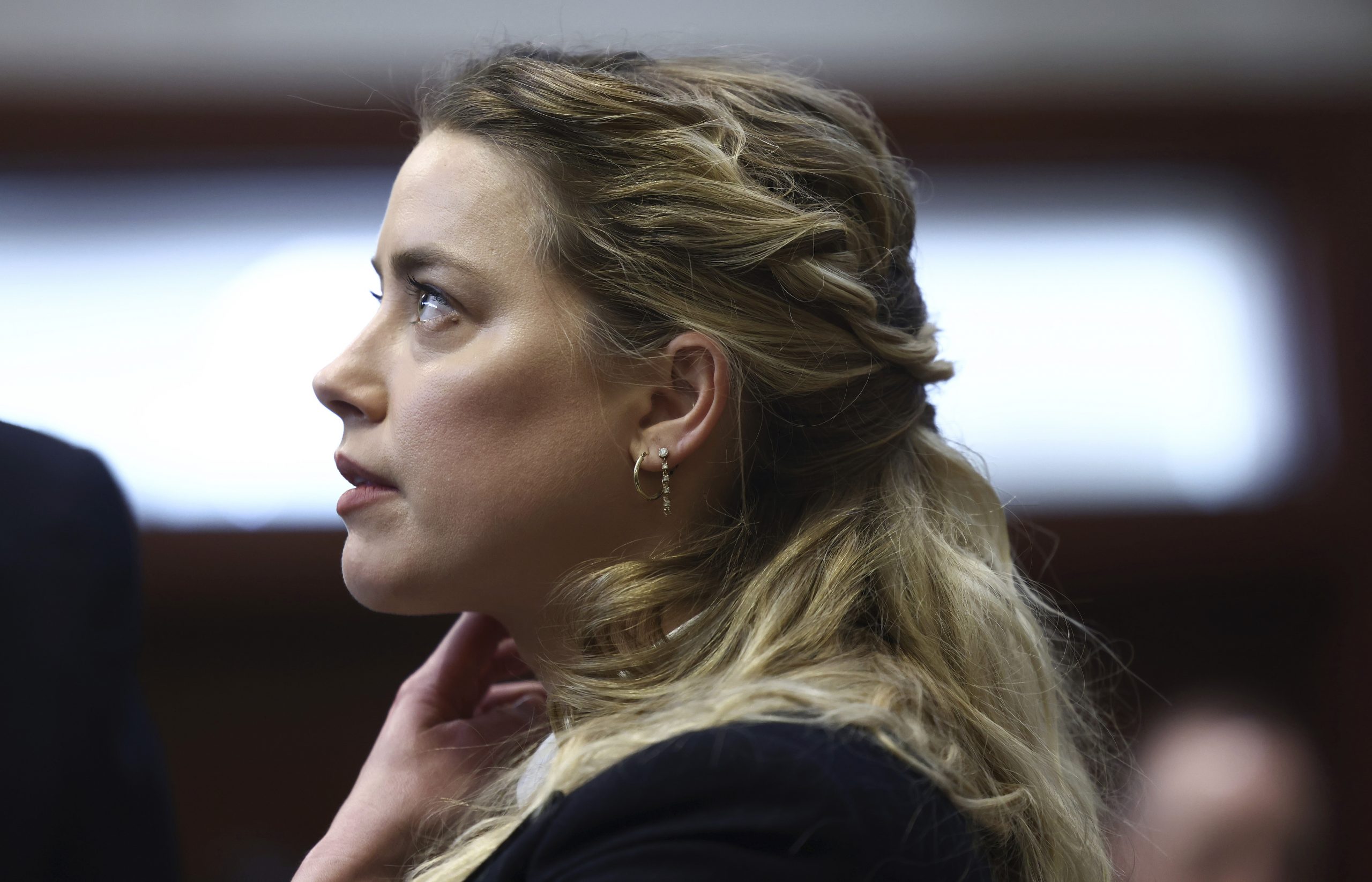 “烧死安柏”短讯重现法庭 尊尼特普认和“幻视”一起吸毒