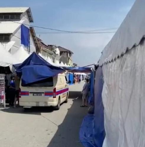 ★补照片／斋戒月小贩在妇幼诊所路旁摆摊  挡阻救护车出入