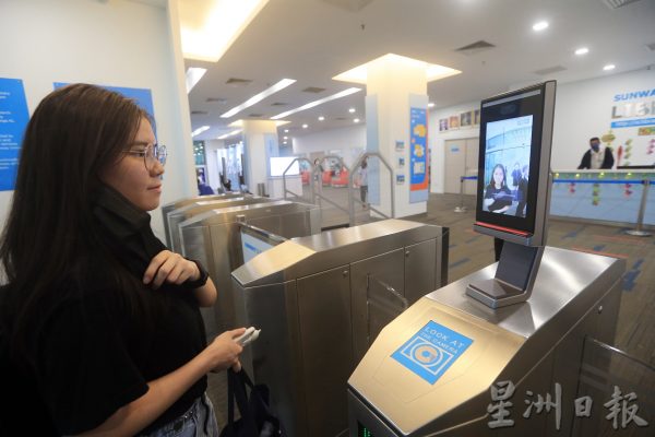 【现代学校图书馆03】 善用多媒体科技辅助，弹指间掌握知识