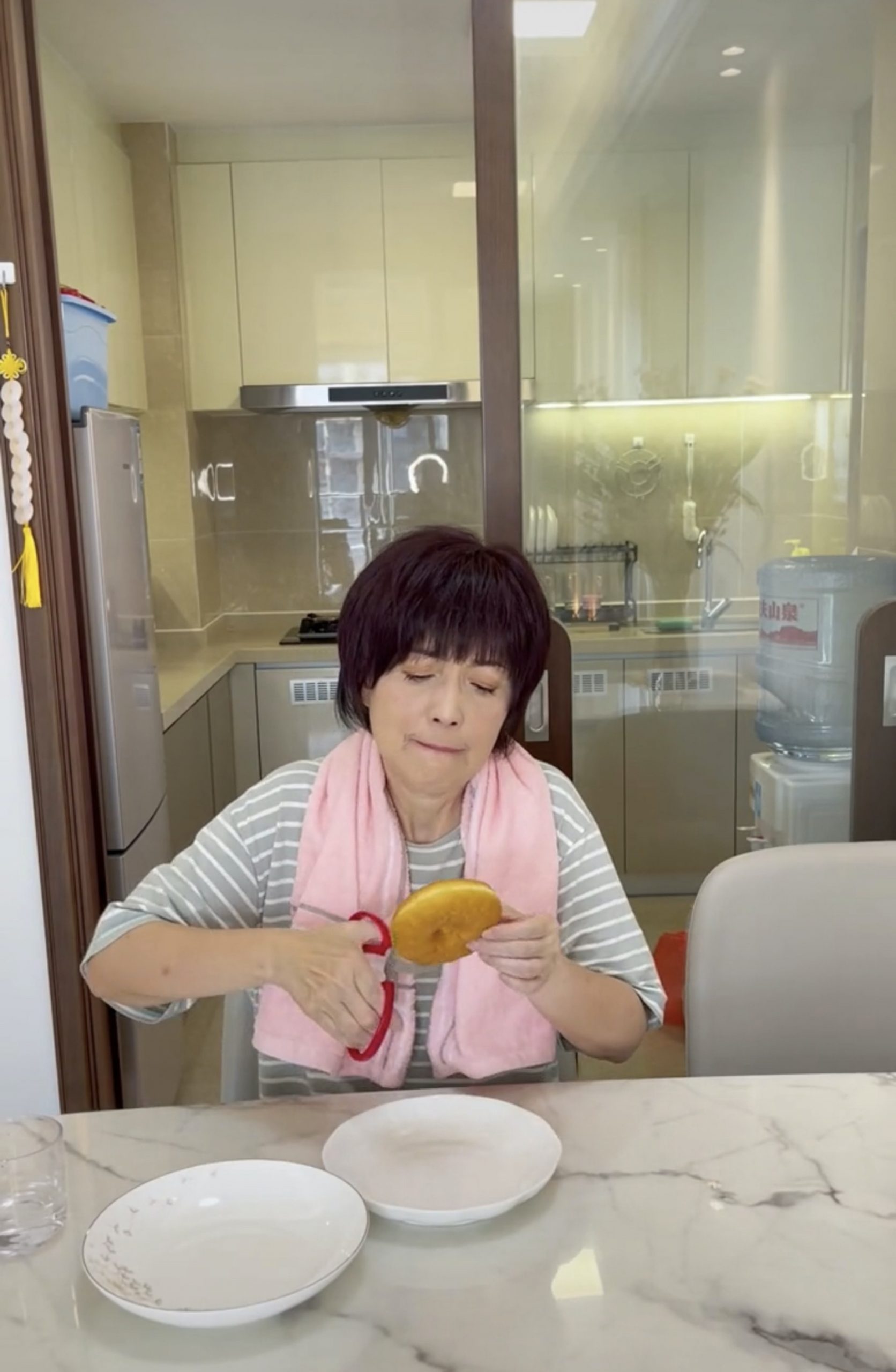 上海封城|苑琼丹1甜甜圈分几餐吃 拍视频搞笑玩出火