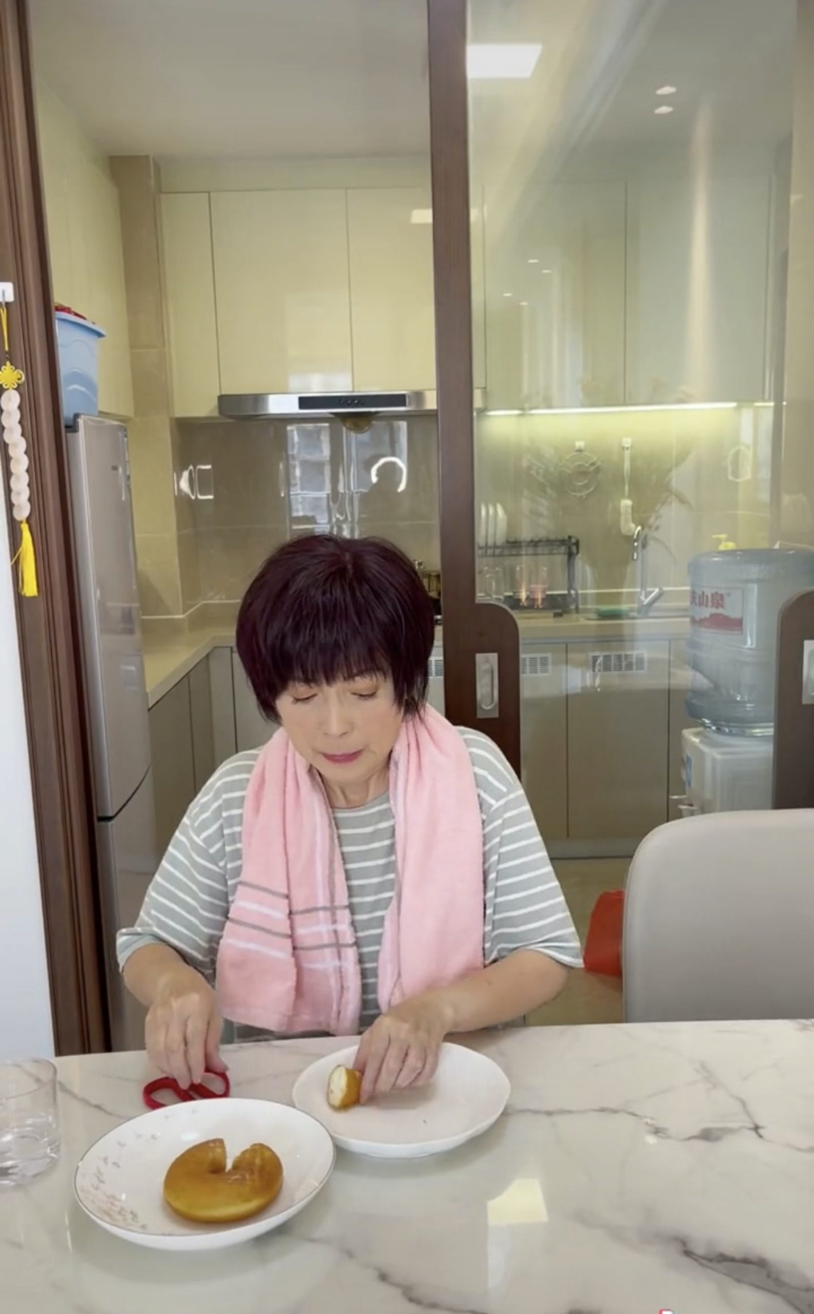 上海封城|苑琼丹1甜甜圈分几餐吃 拍视频搞笑玩出火