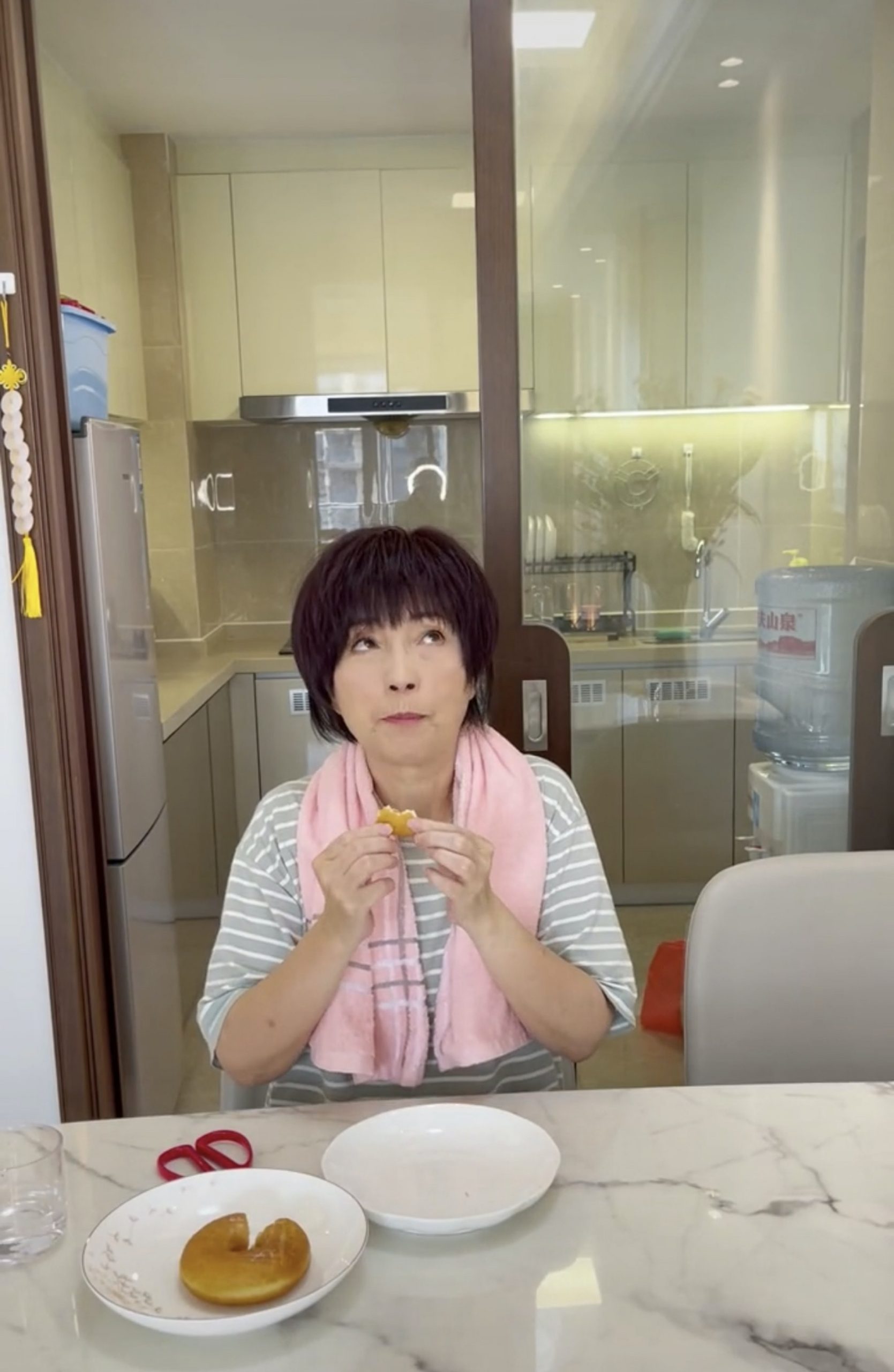 上海封城|苑琼丹1甜甜圈分几餐吃 拍视频搞笑玩出火