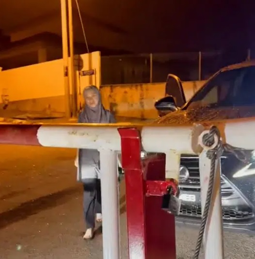 不满丈夫夜归  妻子上锁住宅区入口处 