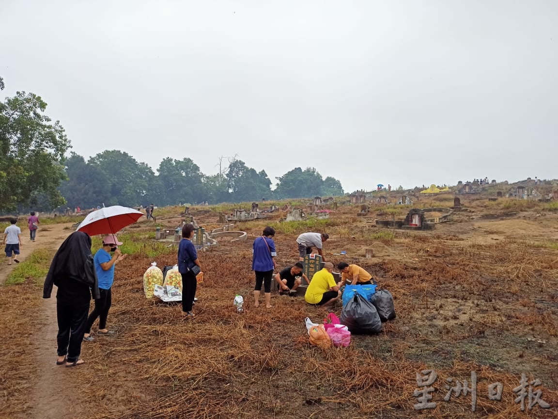 东封面：细雨纷飞无阻“扫墓热”，义山重现扫墓热闹人潮。