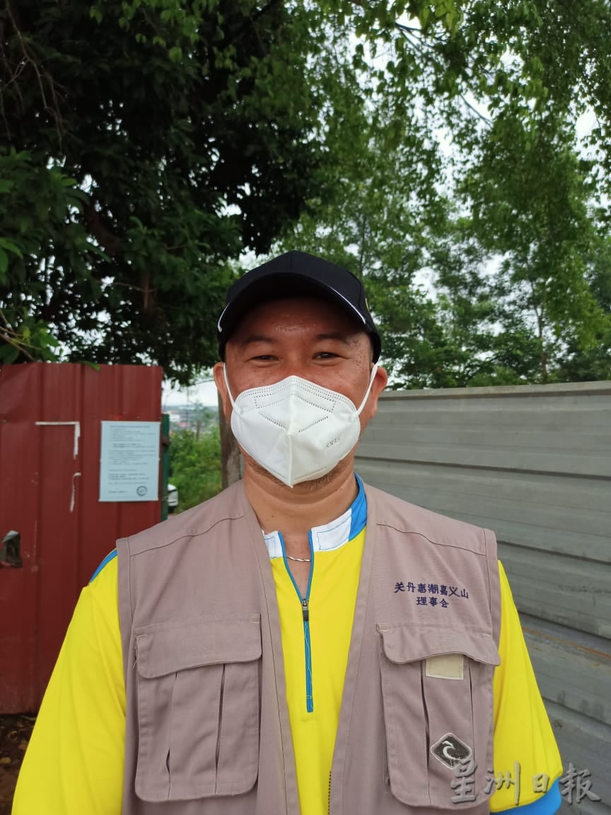 东封面：细雨纷飞无阻“扫墓热”，义山重现扫墓热闹人潮。