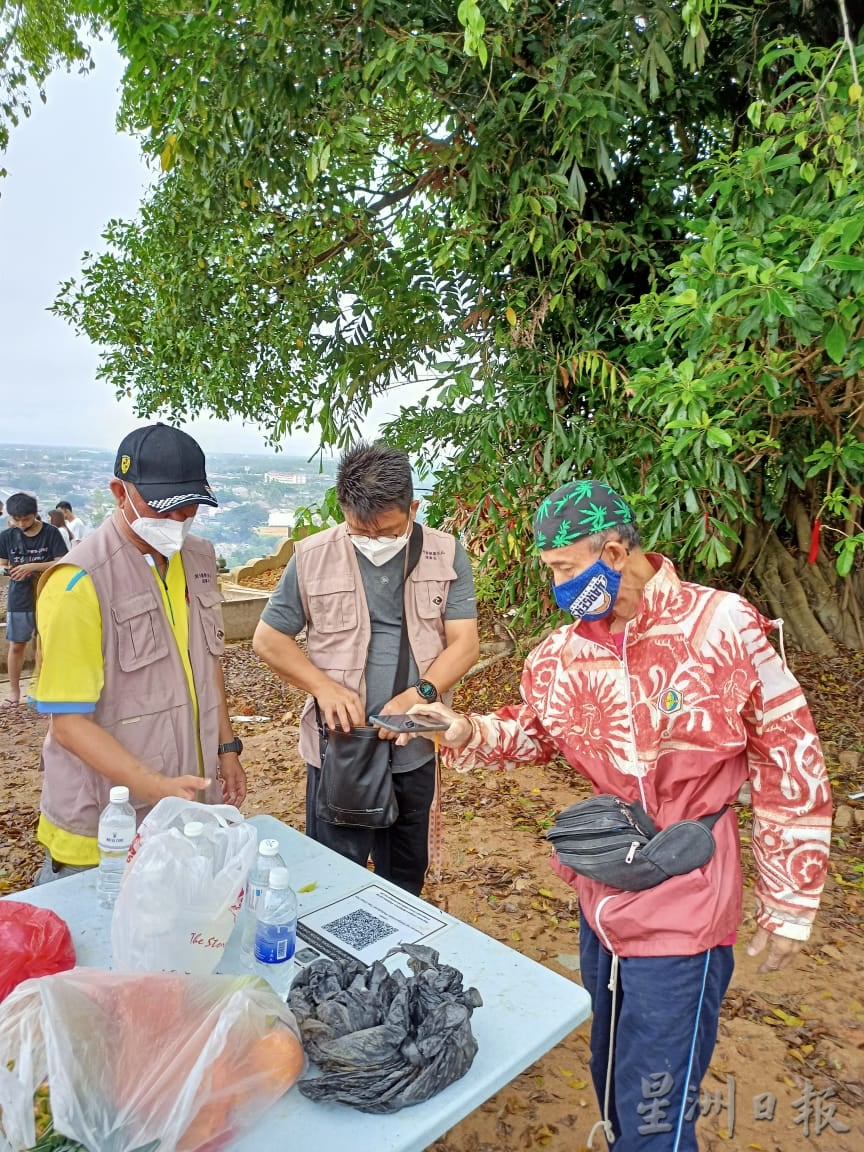 东封面:细雨纷飞无阻“扫墓热”,义山重现扫墓热闹人潮。