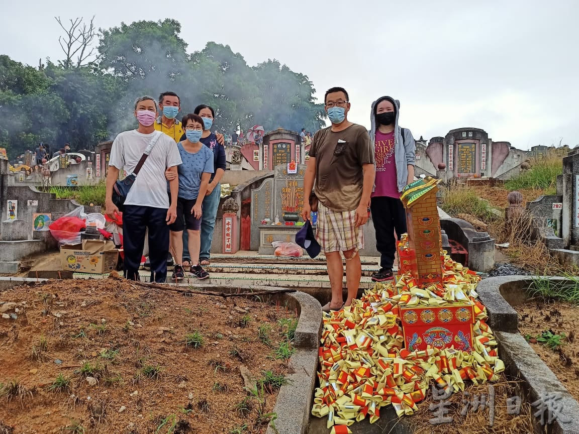 东封面:细雨纷飞无阻“扫墓热”,义山重现扫墓热闹人潮。