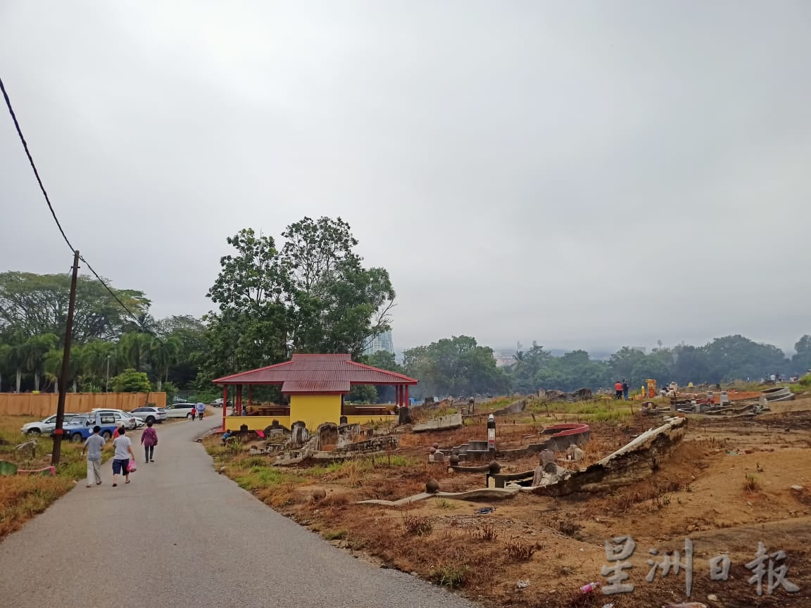 东封面:细雨纷飞无阻“扫墓热”,义山重现扫墓热闹人潮。