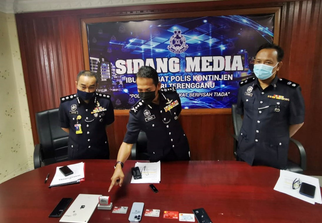 东:3名男子裸聊被录视频敲诈勒索,登州警方跨州抓犯罪嫌疑人,在吉打州逮捕一对夫妻及一名男子查办。
