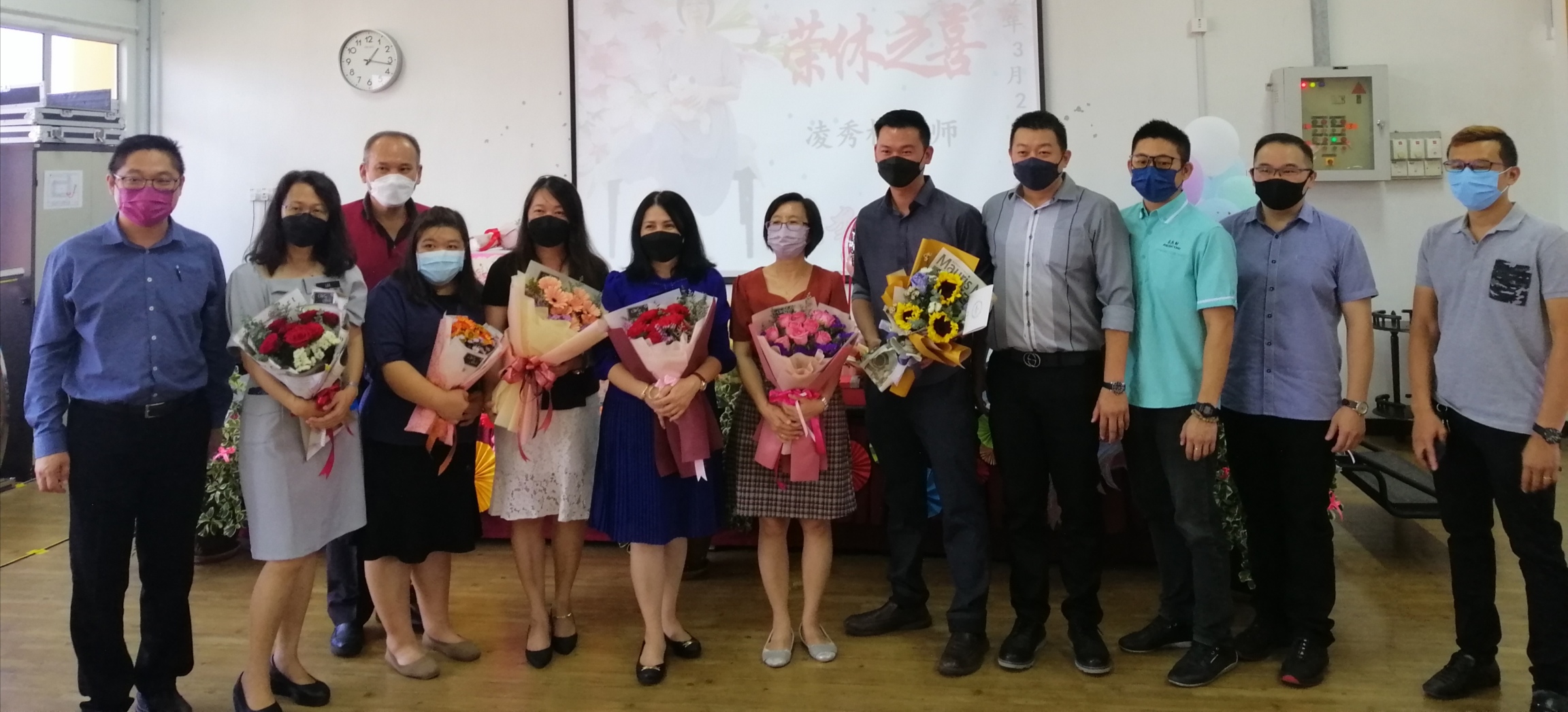 东:在杏坛服务了31年又4个月的哥市中华小学资深教师凌秀梅正式荣休,校方在该校多元用途 礼堂为其举办了一场荣休仪式,全校师生则在课室内通过线上的现场直播观赏全程仪式,为凌老师献上深深的祝福。