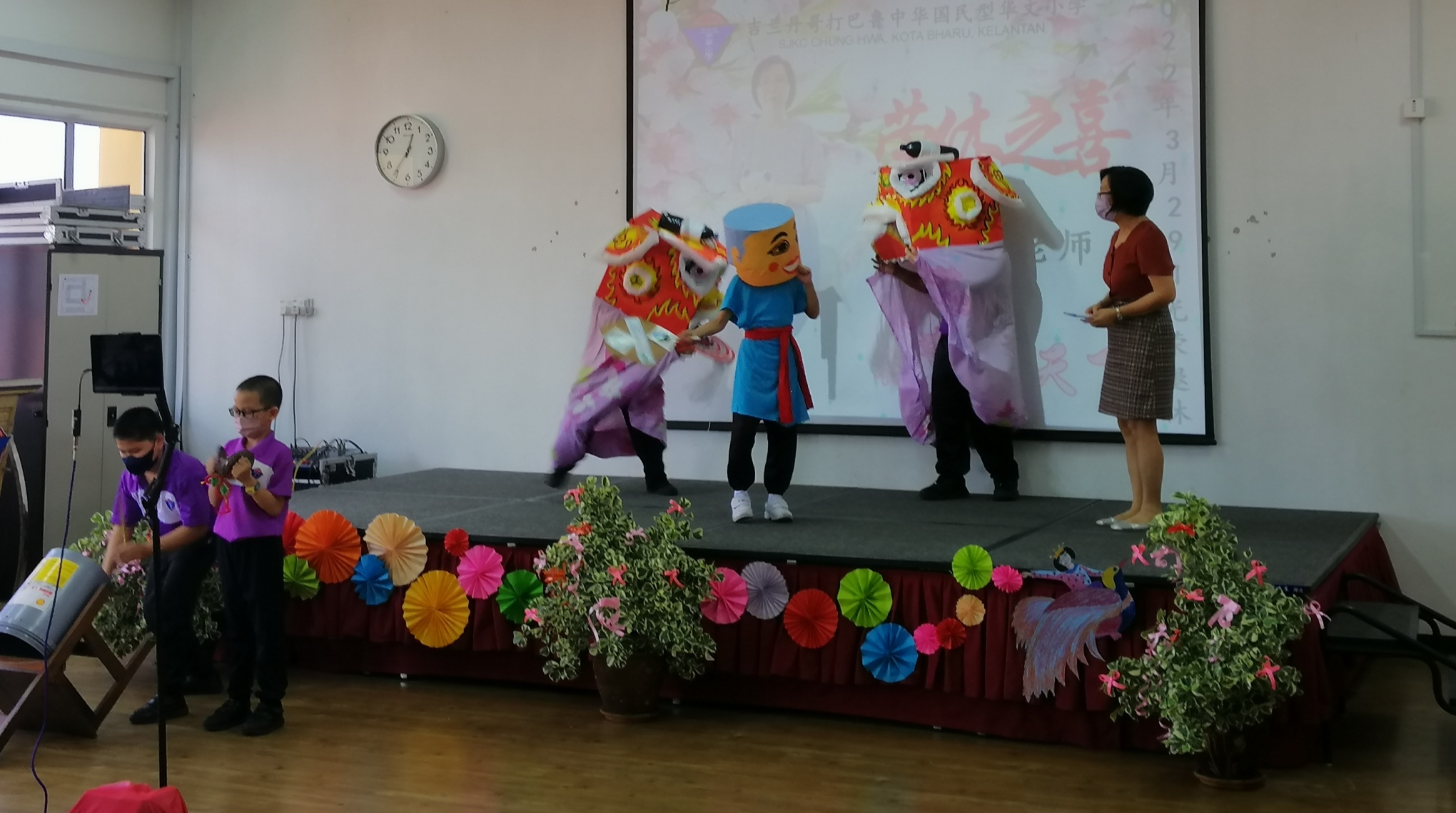 东:在杏坛服务了31年又4个月的哥市中华小学资深教师凌秀梅正式荣休,校方在该校多元用途 礼堂为其举办了一场荣休仪式,全校师生则在课室内通过线上的现场直播观赏全程仪式,为凌老师献上深深的祝福。