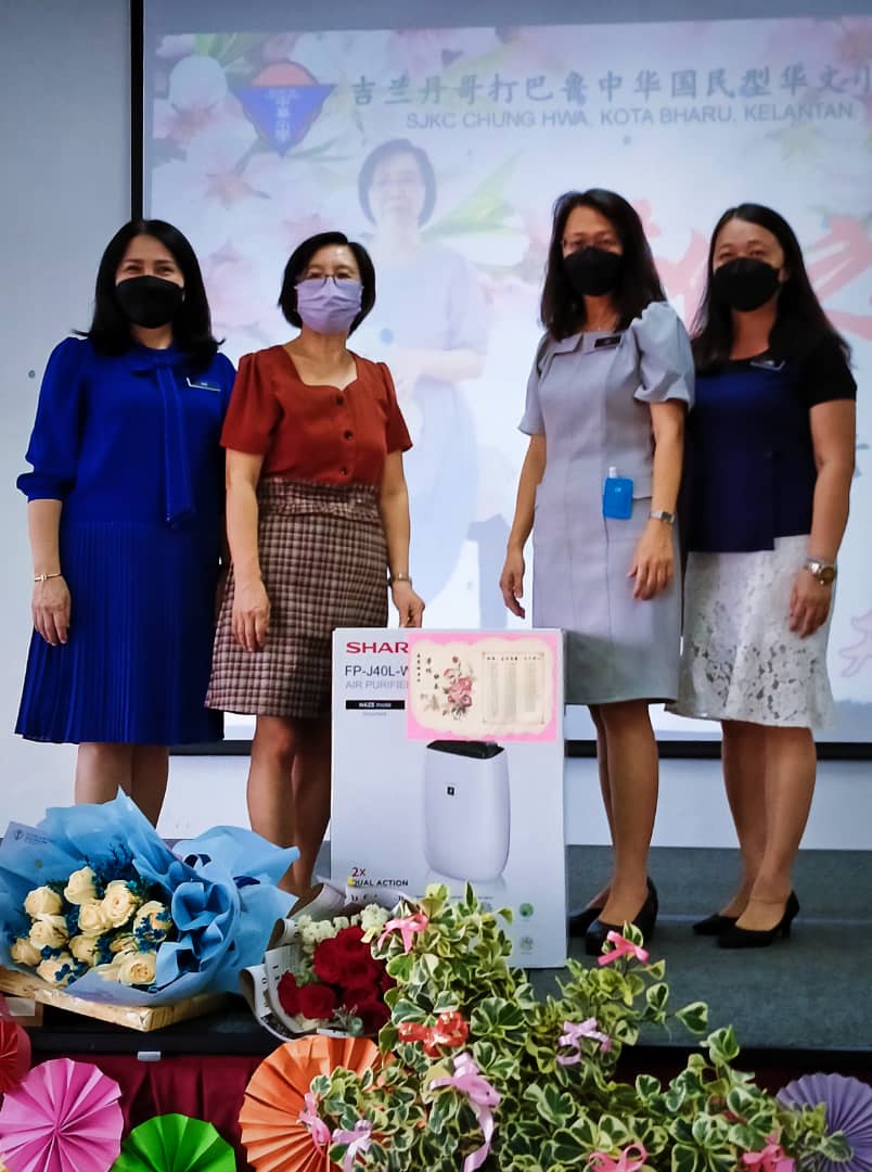 东:在杏坛服务了31年又4个月的哥市中华小学资深教师凌秀梅正式荣休,校方在该校多元用途 礼堂为其举办了一场荣休仪式,全校师生则在课室内通过线上的现场直播观赏全程仪式,为凌老师献上深深的祝福。