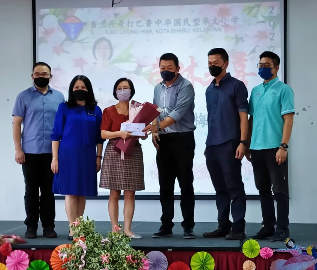 东:在杏坛服务了31年又4个月的哥市中华小学资深教师凌秀梅正式荣休,校方在该校多元用途 礼堂为其举办了一场荣休仪式,全校师生则在课室内通过线上的现场直播观赏全程仪式,为凌老师献上深深的祝福。