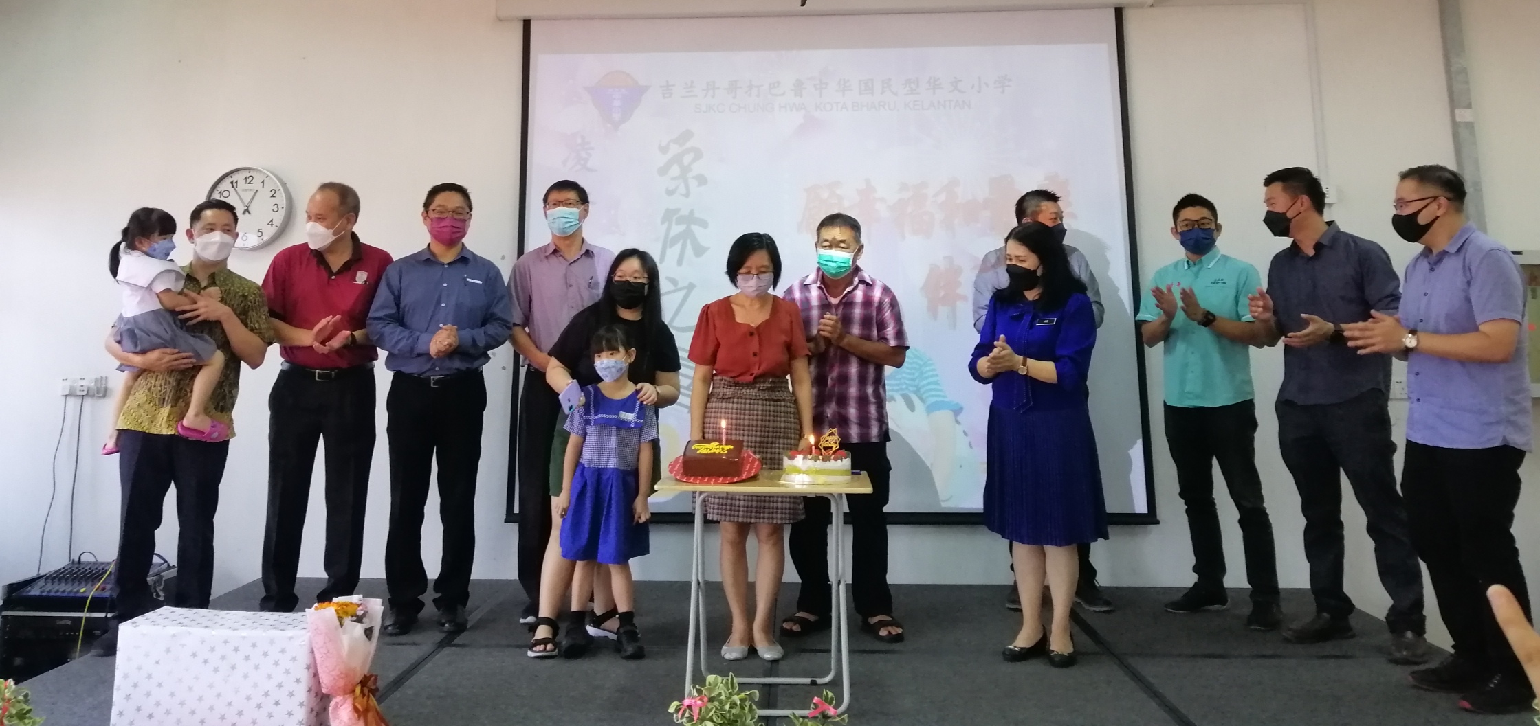 东:在杏坛服务了31年又4个月的哥市中华小学资深教师凌秀梅正式荣休,校方在该校多元用途 礼堂为其举办了一场荣休仪式,全校师生则在课室内通过线上的现场直播观赏全程仪式,为凌老师献上深深的祝福。