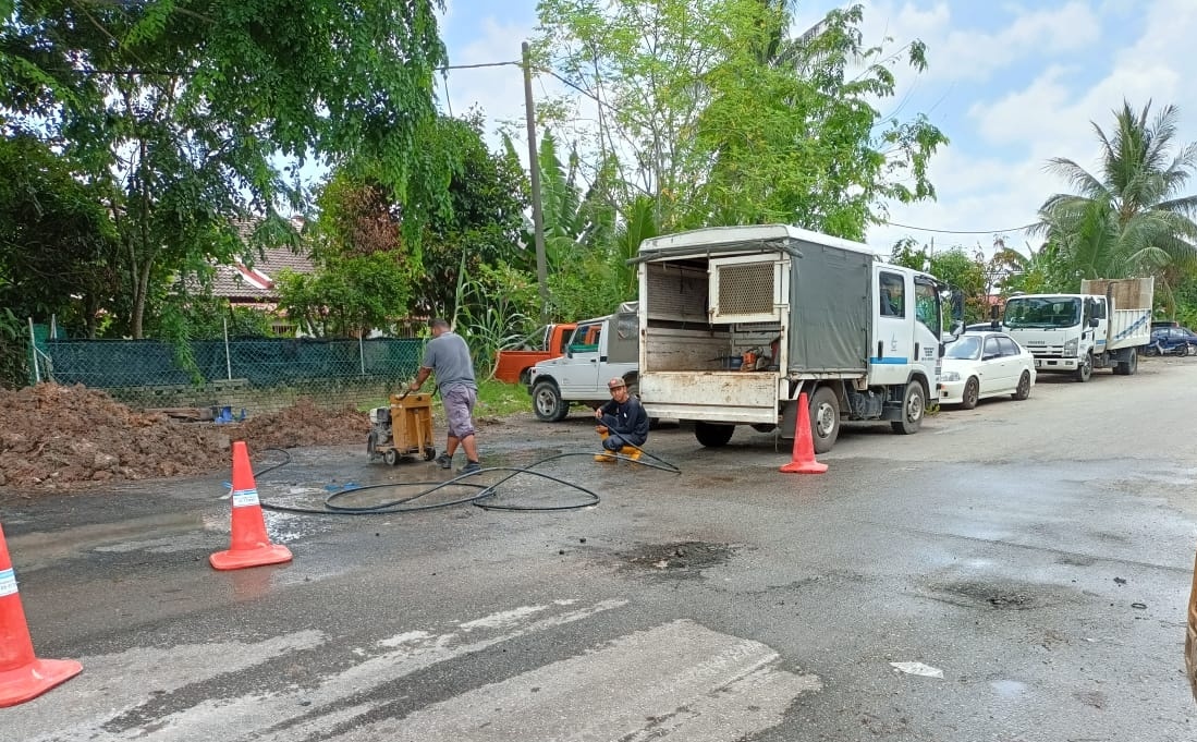 东:文德甲松桑工业区时常发生地下水管破裂的问题,引起当地商家的不满。