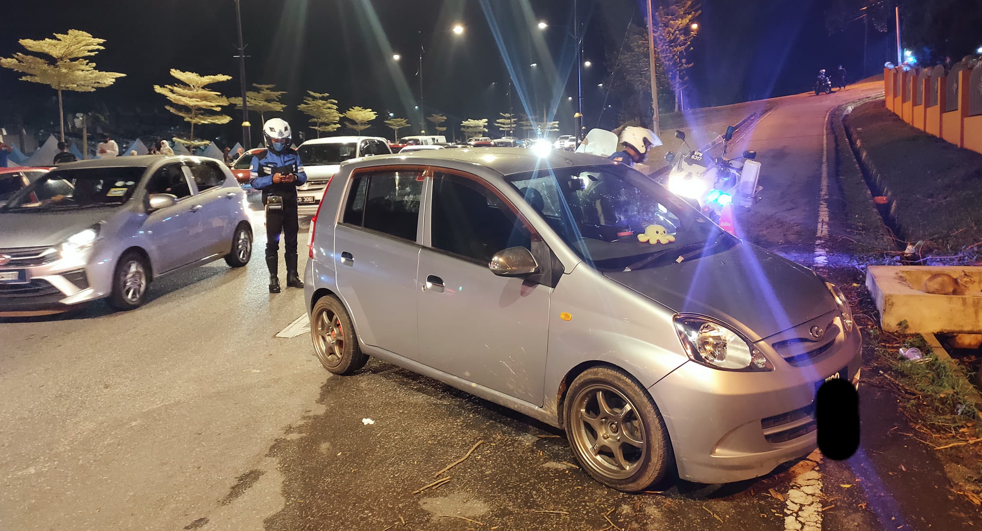 东：淡马鲁斋戒月市集附近出现违法停车乱象，交警直接开罚单对付